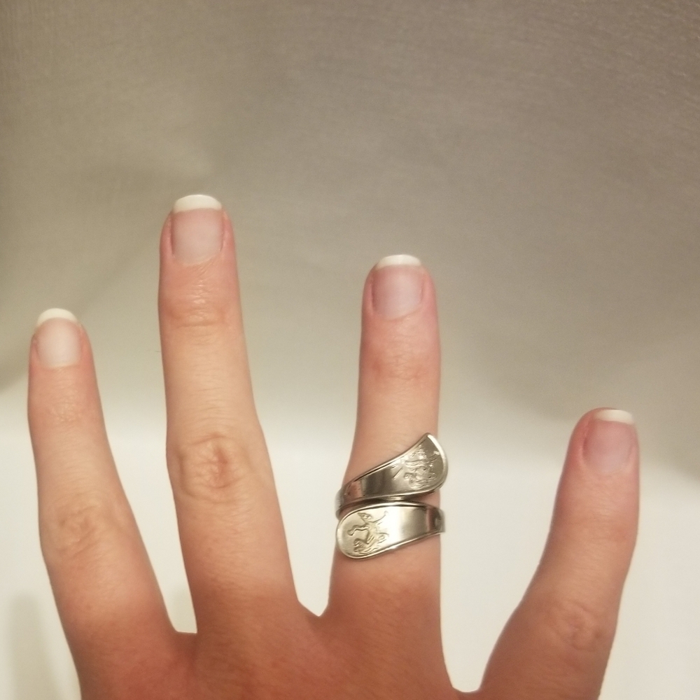 Vtg silvertone Asian-themed bypass ring - Picture 6 of 14